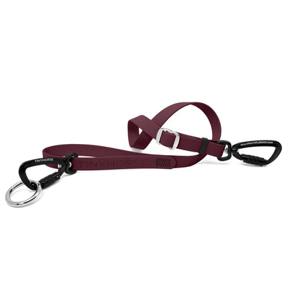 Lead-All Pro - Burgundy-coloured adjustable dog leash made of biothane. There are black auto-locking carabiner clips on either end, so you can walk multiple dogs. TinyHorse is stamped onto the leash handle