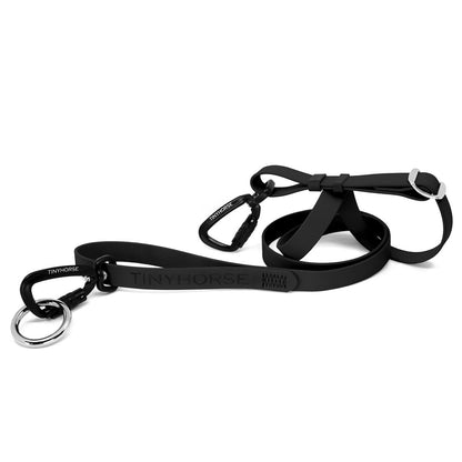 Lead-All Pro Extra - Black-coloured adjustable dog leash made of biothane. There are black auto-locking carabiner clips on either end. TinyHorse is stamped onto the leash handle